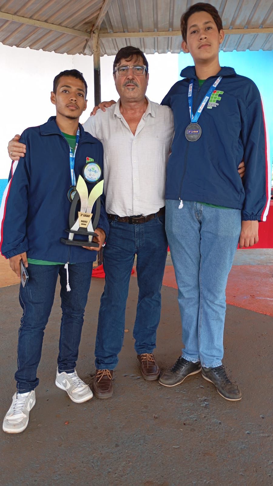 Atletas do xadrez junto ao prof. Benedito